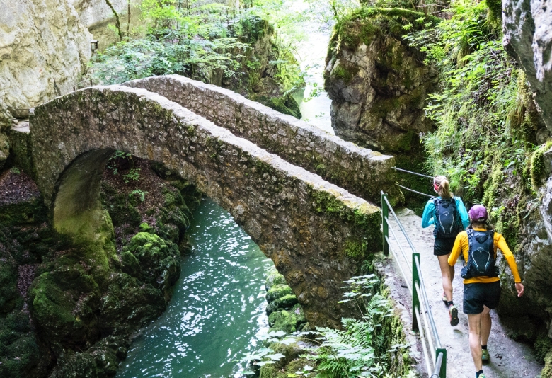 Le Areuse - Bild von Brücke und zwei Wandererinnen