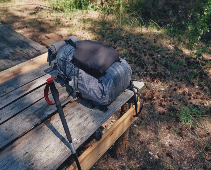 Gepackter Rucksack auf Holzbank